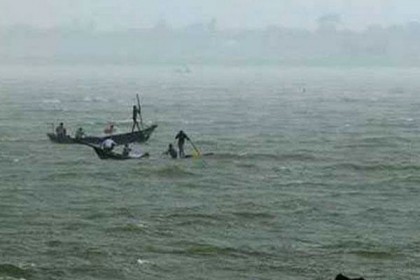 ট্রলারের অবস্থান শনাক্ত, খোঁজ মেলেনি যাত্রীদের