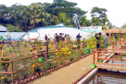 কুয়াকাটায় ইলিশের ভাস্কর্যের পেটে রেস্তোরাঁ
