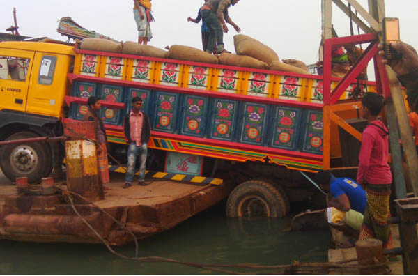 কলাপাড়ায় ফেরির ডালা ভেঙ্গে যোগাযোগ বন্ধ