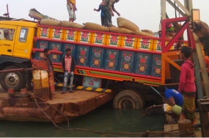 কলাপাড়ায় ফেরির ডালা ভেঙ্গে যোগাযোগ বন্ধ