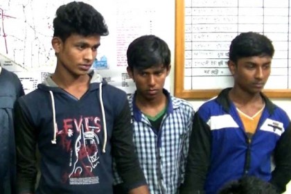 তিন বখাটেকে রাতেই খুঁজে বের করলো এলাকাবাসী, অতঃপর জেল