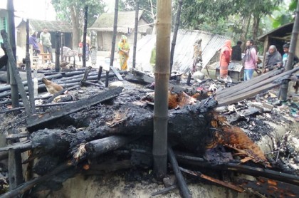 আগুনে পুড়ে গেছে কৃষকের বসতঘর 