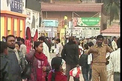 কলকাতা বইমেলা যেন প্রেম-পিকনিক স্পটের নতুন ঠিকানা!  
