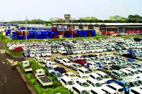 মংলা বন্দরে ৫ বছর ধরে পড়ে আছে ২০০০ গাড়ি  