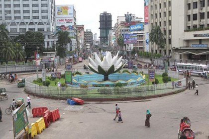 মতিঝিলে নিয়ন্ত্রণ হারিয়ে সড়কের বাইরে বাস