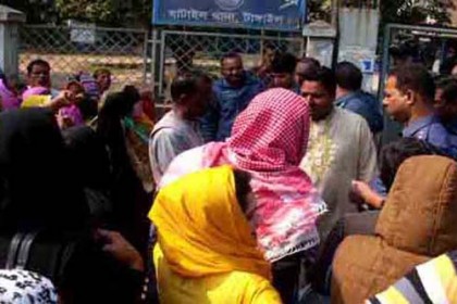 এমপি রানার সমর্থকের মামলা না নেয়ায় থানা ঘেরাও
