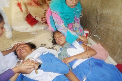 ফরিদপুরে 'মাস হিস্টিরিয়ায়' আক্রান্ত হয়ে হাসপাতালে ২৩ শিক্ষার্থী