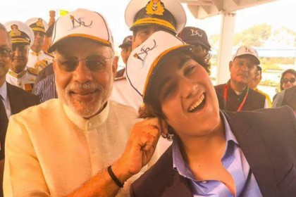 অক্ষয়ের ছেলের কান টানলেন মোদি!