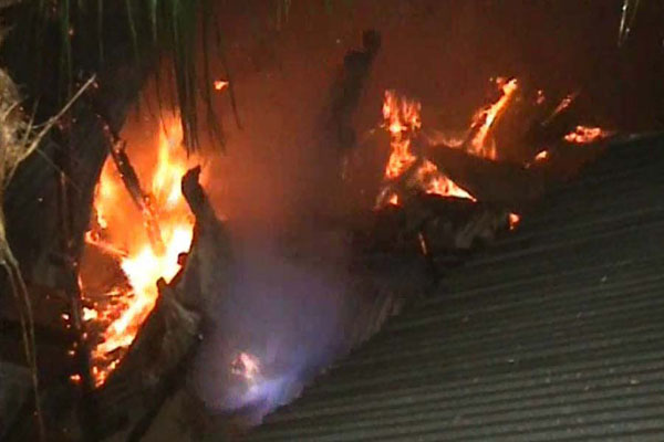 বরিশালে অগ্নিকাণ্ডে হতদরিদ্র ২৫ পরিবার নিঃস্ব