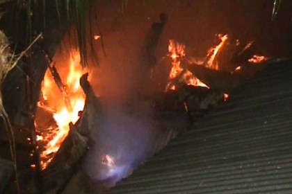 বরিশালে অগ্নিকাণ্ডে হতদরিদ্র ২৫ পরিবার নিঃস্ব