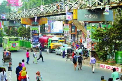 ফুটওভার ব্রিজ ব্যবহার না করায় ১১ পথচারীকে জরিমানা