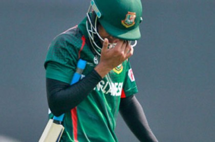 দ্বিতীয় ওভারেই পিনাকের বিদায়