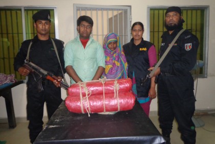 সিরাজগঞ্জ সাড়ে ১০ কেজি গাঁজাসহ মা ও ছেলে আটক  