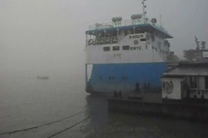 ঘন কুয়াশায় পাটুরিয়া-দৌলতদিয়া নৌরুটে ফেরি চলাচল বন্ধ