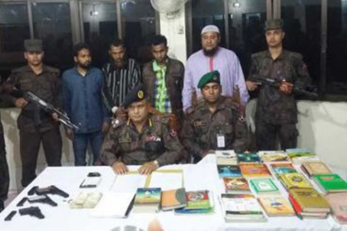 হিলি সীমান্তে অস্ত্র-জিহাদী বইসহ আটক ৪
