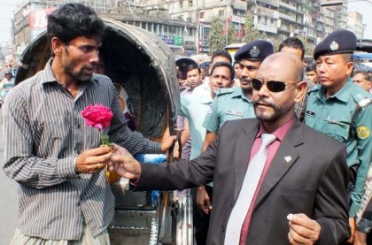 পুলিশের 'ব্যতিক্রম' ভালোবাসা