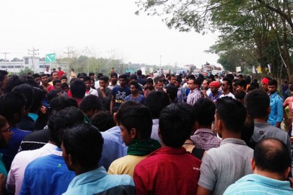 ছাত্রী নিহতের ঘটনায় কুমিল্লায় মহাসড়ক অবরোধ