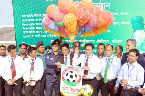 বরিশালে জেলা প্রশাসক গোল্ডকাপ ফুটবল টুর্নামেন্টের উদ্বোধন
