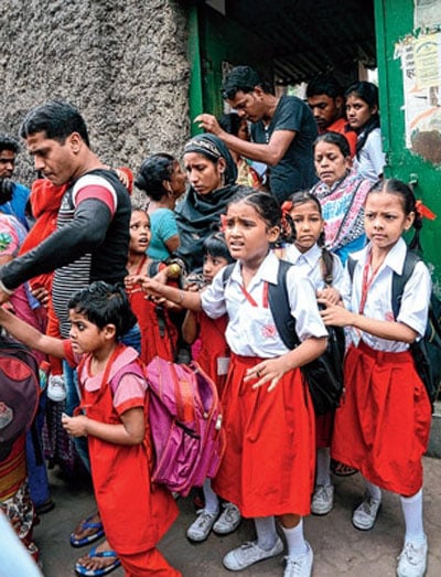 স্কুলের সামনে গুলিবিদ্ধ যুবক, আতঙ্কিত ক্ষুদে শিক্ষার্থীরা