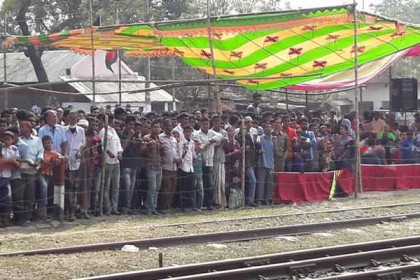 ভাষার টানে সীমান্তের শূন্য আঙিনায় মানুষের ঢল