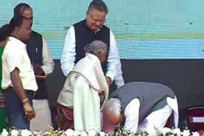 শৌচাগার বানানোয় বৃদ্ধার পা ছুঁলেন মোদি