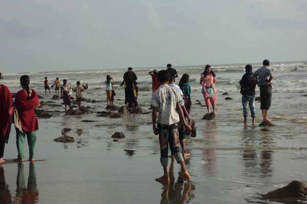 ইনানীর বালুকাবেলায় পর্যটকের ঢল