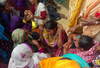 শহীদ মিনারে ফুল দেওয়া হলো না আঁখির