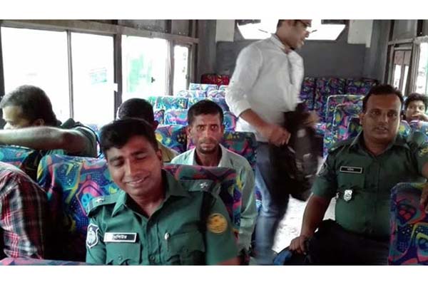 রিমান্ডের আসামি গণপরিবহনে, ৩ পুলিশ প্রত্যাহার