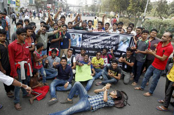 পুলিশের বাসচাপায় শিক্ষার্থী মৃত্যুর প্রতিবাদে সড়ক অবরোধ