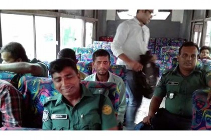 রিমান্ডের আসামি গণপরিবহনে, ৩ পুলিশ প্রত্যাহার
