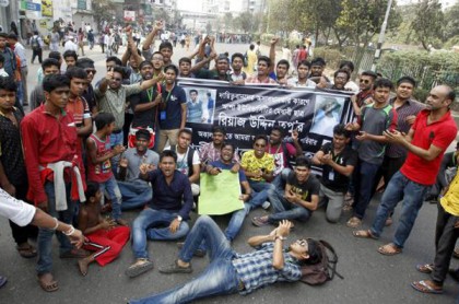 পুলিশের বাসচাপায় শিক্ষার্থী মৃত্যুর প্রতিবাদে সড়ক অবরোধ