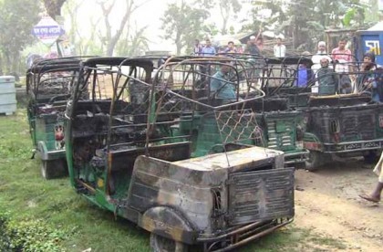 লক্ষ্মীপুরে অগ্নিকাণ্ডে ১৫ সিএনজি অটোরিক্সা ও ৫ দোকান পুড়ে গেছে