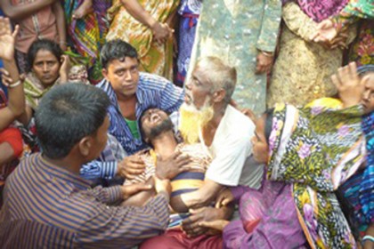 ট্রলারডুবিতে নিহত শ্রমিকদের বাড়িতে শোকের মাতম
