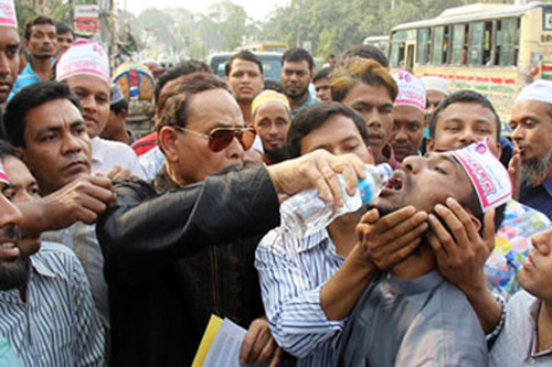 শিক্ষকদের অনশন ভাঙালেন এরশাদ