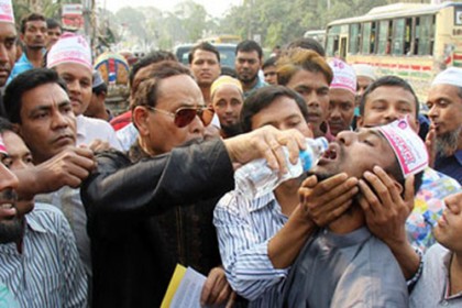 শিক্ষকদের অনশন ভাঙালেন এরশাদ