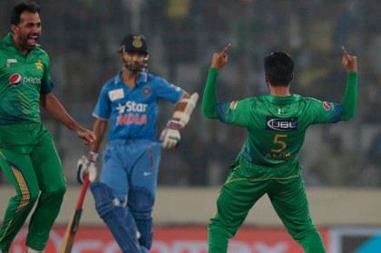 আমিরকে নিয়ে যা বললেন ধোনি