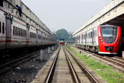 বিনা টিকেটে রেলভ্রমন, ৩০ জনকে জরিমানা 