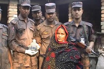 
সীমান্তে কষ্টি পাথরের মূর্তিসহ নারী আটক