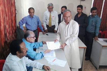 চেয়ারপার্সন পদে খালেদার মনোনয়নপত্র সংগ্রহ