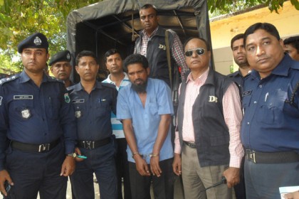 মাদকবাহী ট্রাক চাপায় দুই পুলিশ নিহত, চালক আটক
