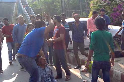 নিকুঞ্জে ফুটপাতে প্রাইভেটকার, আহত ৫