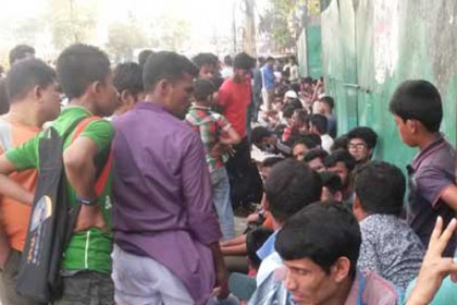 মিরপুরে টিকিটপ্রত্যাশী-পুলিশ সংষর্ঘ, গাড়ি ভাঙচুর