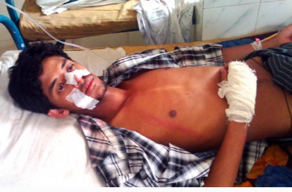 নৌকায় ওঠায় তিন ছাত্রকে পিটিয়ে জখম