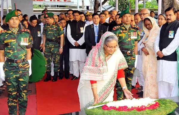 বঙ্গবন্ধুর প্রতিকৃতিতে প্রধানমন্ত্রীর শ্রদ্ধা