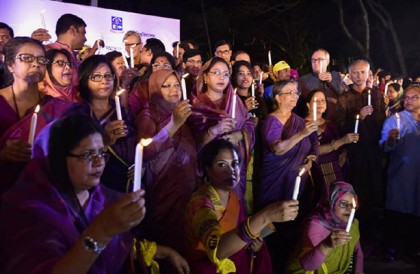 হাজার কণ্ঠে আঁধারকে জয় করার শপথ