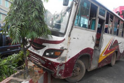 কাকরাইলে যাত্রীবাহী বাস আইল্যান্ডে, আহত ২