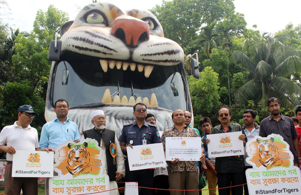 বাঘ মামা এখন বাগেরহাটে 
