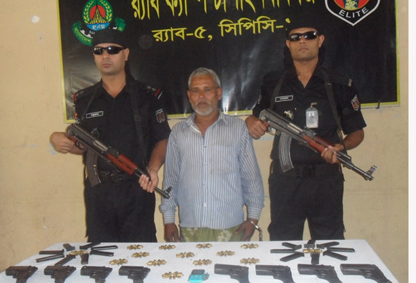 ৮টি পিস্তুল ও ১৪০ রাউন্ড তাজাগুলিসহ আটক ১