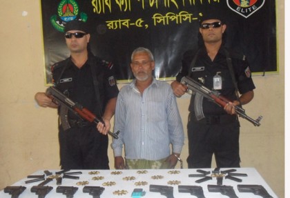 ৮টি পিস্তুল ও ১৪০ রাউন্ড তাজাগুলিসহ আটক ১