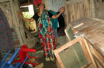 'আমি গোপালগঞ্জের মেয়ে, আমাকে শেখ হাসিনার কাছে নিয়ে যাও'